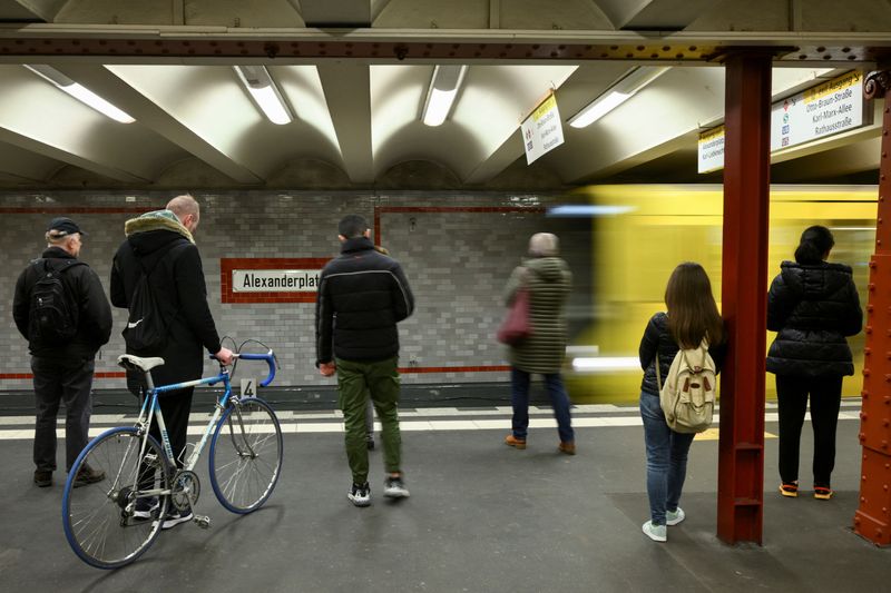 German public sector workers agree to wage deal with employers